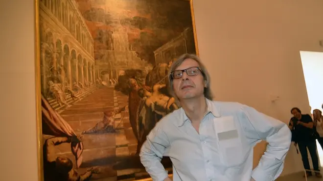 Il critico d'arte Vittorio Sgarbi in posa davanti l'opera del Tintoretto "La Deposizione di San Pietro" esposta nel Padiglione delle Nazioni della 54/a Biennale d'Arte, stamane 04 giugno 2011 a Venezia. ANSA/ANDREA MEROLA