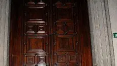 Il portone di Palazzo Ducale con l'avviso di sequestro