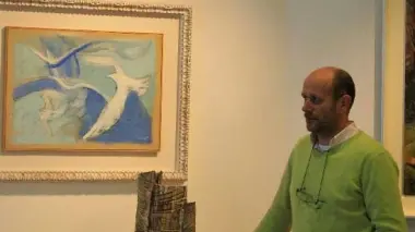 Daniele Bottacin nel suo negozio-galleria d’arte