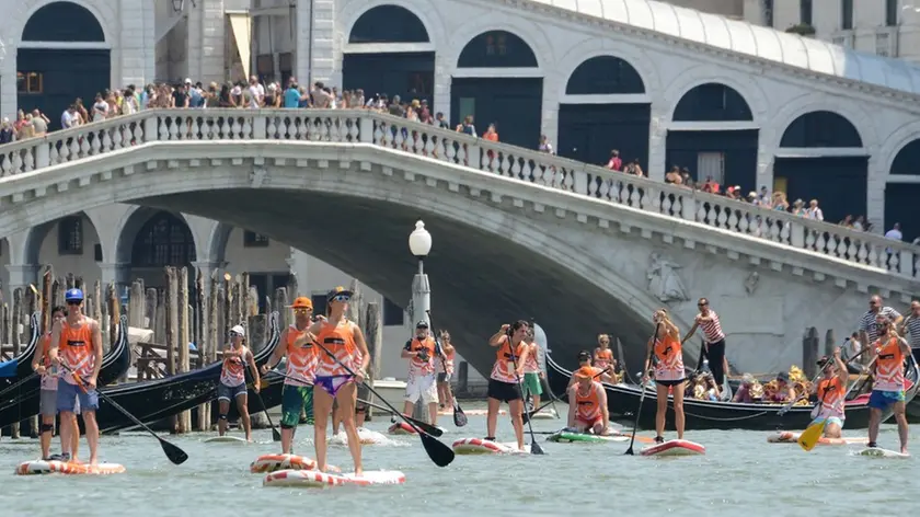 Interpress/M.Tagliapietra Venezia 23.07.2017.- Surfin Venice 2017. Tavole con pagaia in Canal Grande, Rialto.