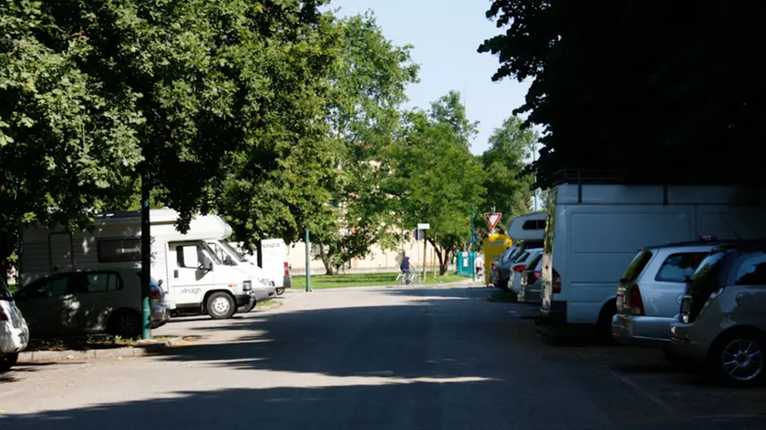 Agenzia Candussi. giornalista Chiarin. Parcheggio Via Casona parco Albanese