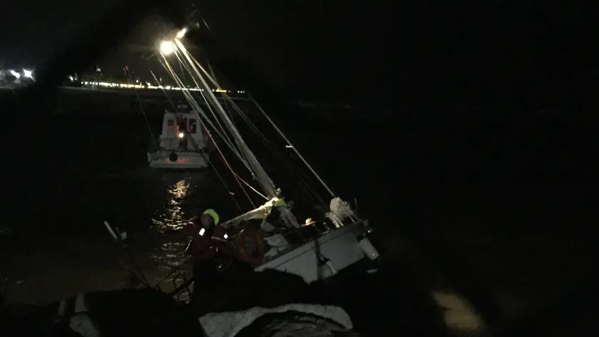 Un'immagine del soccorso della barca a ridosso degli scogli a Jesolo