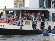 Interpress/Mazzega Carrai Venezia, 18.04.2014.- Turismo Pasquale, imbarcaderi e vaporetti ACTV presi d'assalto da turisti e veneziani.-