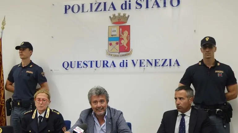 Interpress/M.Tagliapietra Venezia Venezia 01.08.2016.- Conferenza stampa Questura arresto straniero (Turco) con Macete. Questore Angelo Sanna, Dott.ssa De Berardin (Polfer).