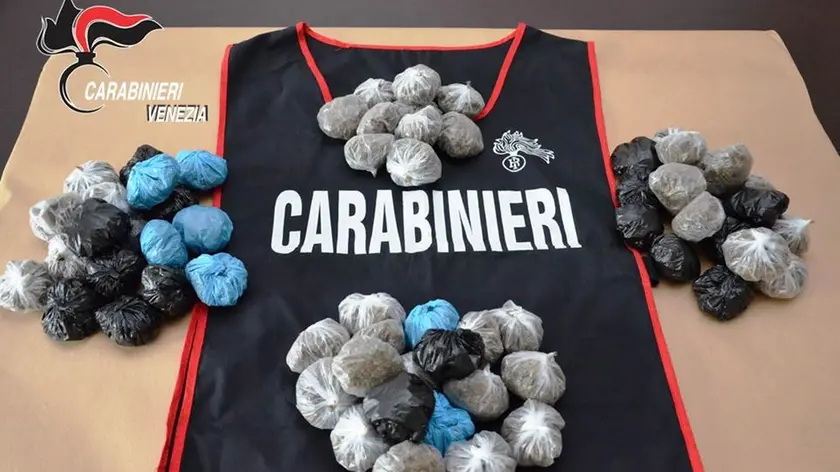 La droga sequestrata dai carabinieri della Compagnia di San Donà a un 22enne nigeriano finito in carcere