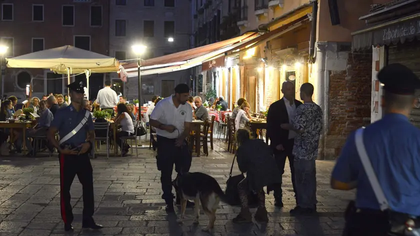 Controlli delle forze dell'ordine in campo Santa Margherita