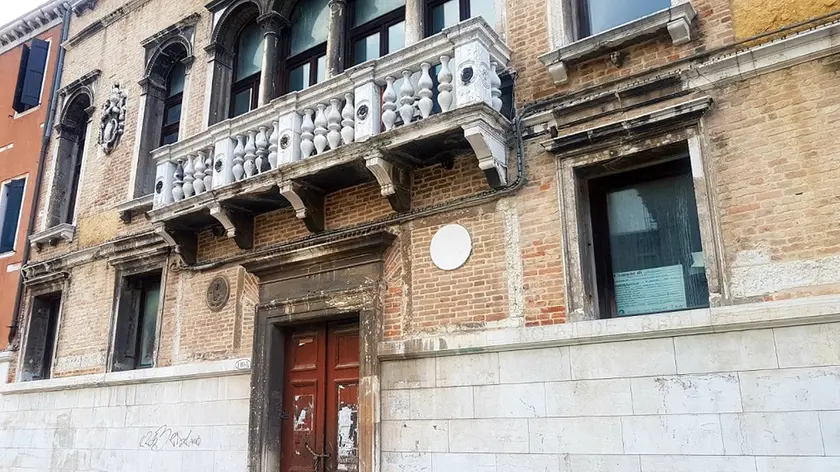 Palazzo Nani, sul rio di Cannaregio, con i lucchetti alle porte