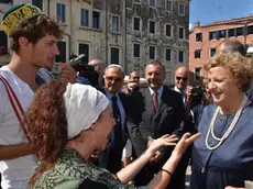 Una giovane attrice ( a sx nella foto) intrattiene con storielle yddish il ministro degli Interni Annamaria Cancellieri ( a dx nella foto) nel campo del Ghetto a Venezia, 2 settembre, durante la prima giornata del festival della Cultura Ebraica. ANSA/ANDREA MEROLA