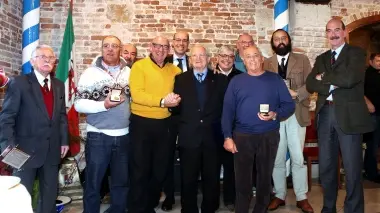 Nella foto a sinistra un’immagine della premiazione Accanto i gondolieri durante un tour tra i canali