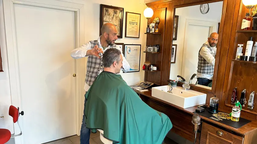 Un cliente all'Antica Barberia San Polo