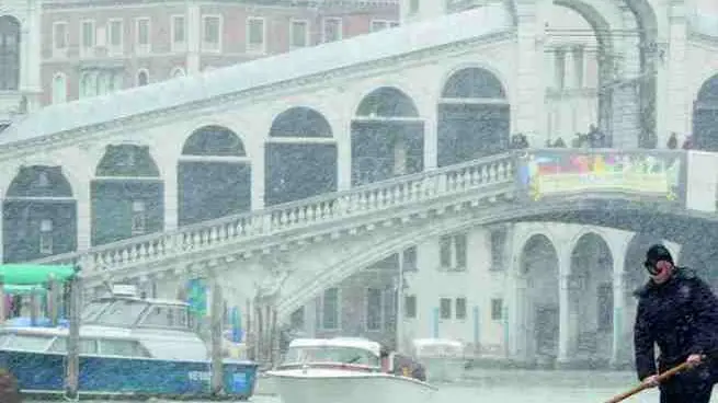 Francica Venezia 01.02.2012.- Neve e freddo a Venezia. Gondole con turisti orientali in Canal Grande Rialto.- Interpress/M.Tagliapietra