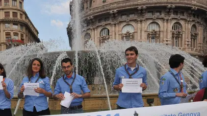 ''L'acqua e' un bene comune, difendila!''. E' il cartello, scritto anche in inglese, tedesco, francese e spagnolo che 150 scout hanno esposto in un originale flas mob organizzato questa sera 01 giugno 2011 nel centro di Genova per sensibilizzare l'opinione pubblica sui temi riguardanti il referendum sull'acqua. Gli scout hanno circondato la fontana della piazza, con addosso la tradizionale divisa, e hanno mostrato il cartello disponendosi attorno alla fontana di piazza de Ferrari, uno dei simboli di Genova. ANSA/LUCA ZENNARO