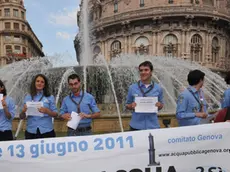 ''L'acqua e' un bene comune, difendila!''. E' il cartello, scritto anche in inglese, tedesco, francese e spagnolo che 150 scout hanno esposto in un originale flas mob organizzato questa sera 01 giugno 2011 nel centro di Genova per sensibilizzare l'opinione pubblica sui temi riguardanti il referendum sull'acqua. Gli scout hanno circondato la fontana della piazza, con addosso la tradizionale divisa, e hanno mostrato il cartello disponendosi attorno alla fontana di piazza de Ferrari, uno dei simboli di Genova. ANSA/LUCA ZENNARO