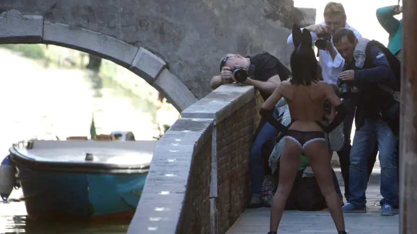 Interpress/M.Tagliapietra Venezia 02.05.2017.- Ore 16.00, Fondamenta Mocenigo, tra San Stae e Cà Pesaro, modella con mascherina posa completamente nuda.