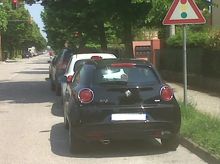 Auto lasciate in sosta al semaforo