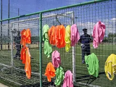 20090925 - CROTONE - CLJ - 'NDRANGHETA: ARRESTI, INDAGINI ANCHE SU OMICIDIO UNDICENNE Alcune magliette appese alla rete di recinsione del campo di calcio dove il 25 giugno 2009, a Crotone dove durante una sparatoria è stato colpito alla testa un bimbo di undici anni, Domenico Gabriele, morto domenica scorsa dopo settimane di agonia. Potrebbero portare anche all'arresto dei responsabili le indagini sulla cosca Tornicchio nell'ambito delle quali la scorsa notte i carabinieri hanno arrestato 14 persone. ANSA\BELCASTRO\ARENA / DBA