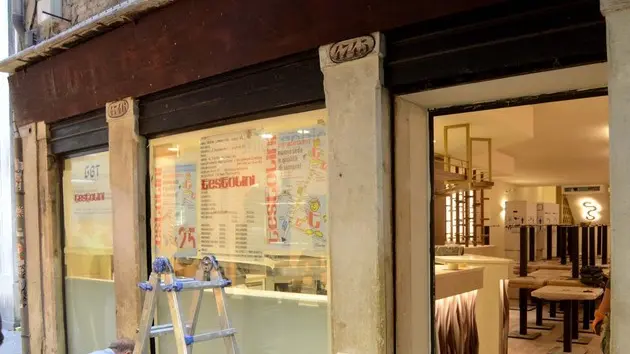 Interpress/M.Tagliapietra Venezia 11.11.2017.- Nuovi negozi. Ex Testolini, ampliamento Bar/Ristorante vicino. Calle dei Fabbri