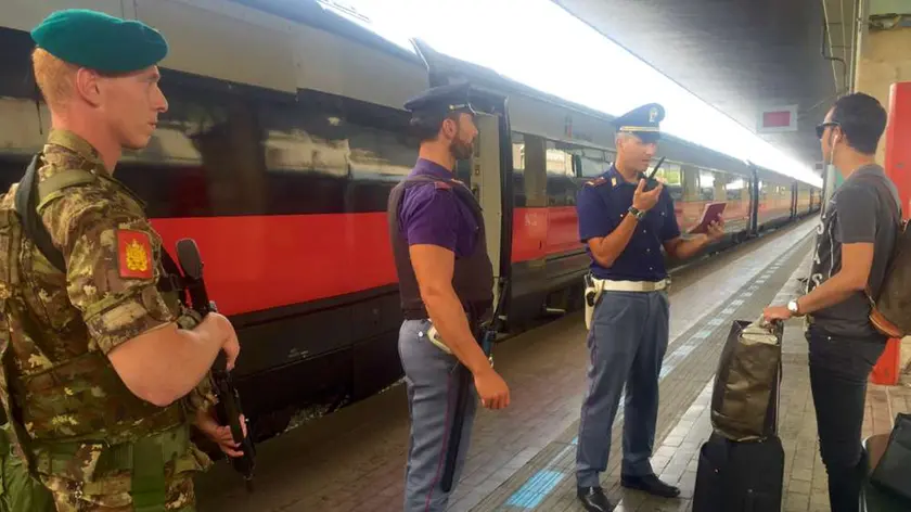 Un controllo al binario 8 della stazione ferroviaria di Venezia Santa Lucia