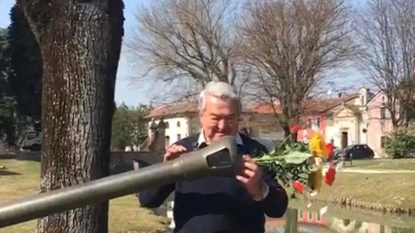 Giorgio Fascina mentre lascia il mazzo di fiori nella bocca del cannone alla Rocca di Noale