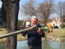 Giorgio Fascina mentre lascia il mazzo di fiori nella bocca del cannone alla Rocca di Noale