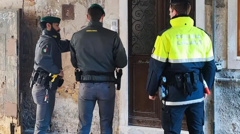 Un controllo congiunto tra Guardia di Finanza e Polizia locale a Venezia