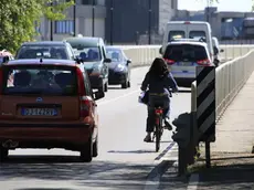 CHIARIN MESTRE: PISTE CICLABILI. RAMPA CAVALCAVIA s - A sinistra, la pista di via Ca' Rossa vicino alla Stradale. Al centro, auto sorpassa bici sul cavalcavia della Giustizia: manovra pericolosa. A destra, la ciclista usa il marciapiede invece della pista di viale Ancona