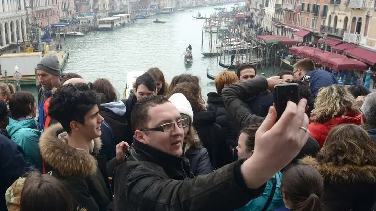 Interpress/M.Tagliapietra Venezia 14.02.2015.- Carnevale. Folla Ponte di Rialto