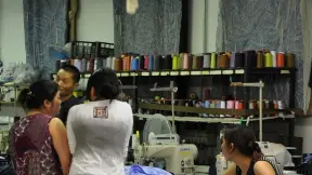 Un laboratorio tessile gestito da cinesi