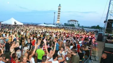 Una festa sulla spiaggia del faro a Jesolo