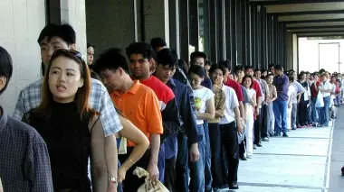 Immigrati in fila per chiedere la regolarizzazione