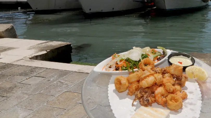 I pescatori dei compartimenti di Chioggia e Caorle protestano contro le nuove norme UE sulla pesca a strascico: calamaretti, telline e seppioline non potranno essere catturati a meno di tre miglia dalla costa, usando reti con maglie pi larghe, di conseguenza niente fritture di paranza al ristorante, ma solo gamberoni e calamari nelle misure consentite: questa mattina oltre duecento motopescherecci, con a bordo circa tremila pescatori, hanno inscenato un carosello sul Canale della Giudecca, prima di attraccarsi davanti alla Capitaneria di Porto veneziana: poi una delegazione guidata dai sindaci dei comuni lagunari e stata ricevuta dal governo regionale, per presentare una mozione di protesta al parlamento europeo. Andrea Merola/dba