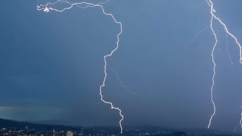 Fulmini solcano il cielo durante un temporale di fine estate, in un'immagine d'archivio. ANSA/ALESSANDRO DELLA BELLA