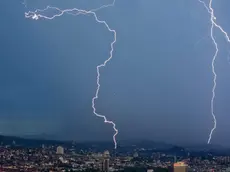 Fulmini solcano il cielo durante un temporale di fine estate, in un'immagine d'archivio. ANSA/ALESSANDRO DELLA BELLA