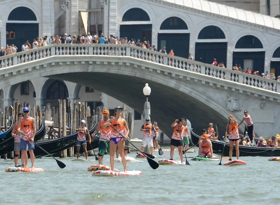 Interpress/M.Tagliapietra Venezia 23.07.2017.- Surfin Venice 2017. Tavole con pagaia in Canal Grande, Rialto.