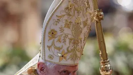 Messa dell'Epifania in Basilica di San Pietro presieduta da Papa Benedetto XVI, Città del Vaticano 6 gennaio 2013. ANSA/ALESSANDRO DI MEO Four new bishops has been made by Benedict XVI during the Epiphany mass in Saint Peter Basilica, 6 January 2013