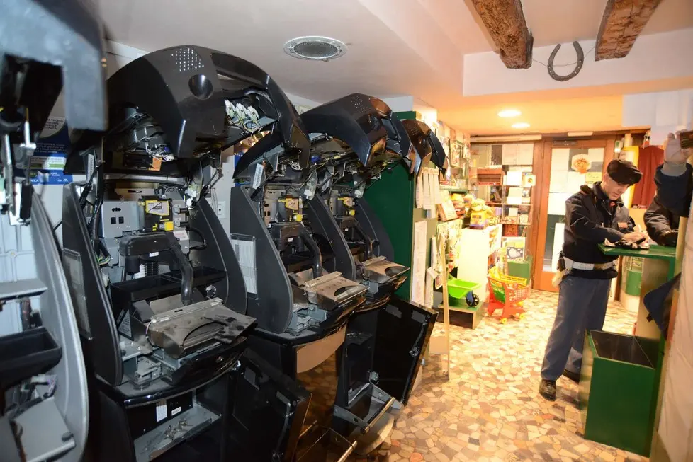 Interpress/M.Tagliapietra Venezia 19.03.2015.- Furto nella Ricevitoria San Bartolomeo, San Marco 5438. Bottino: 1200 euro di grattaevinci, 2400 euro slot machine, un computer portatile. Sopraluogo della Polizia di Stato con il titolare Paolo Tagliapietra ed il figlio Andrea.