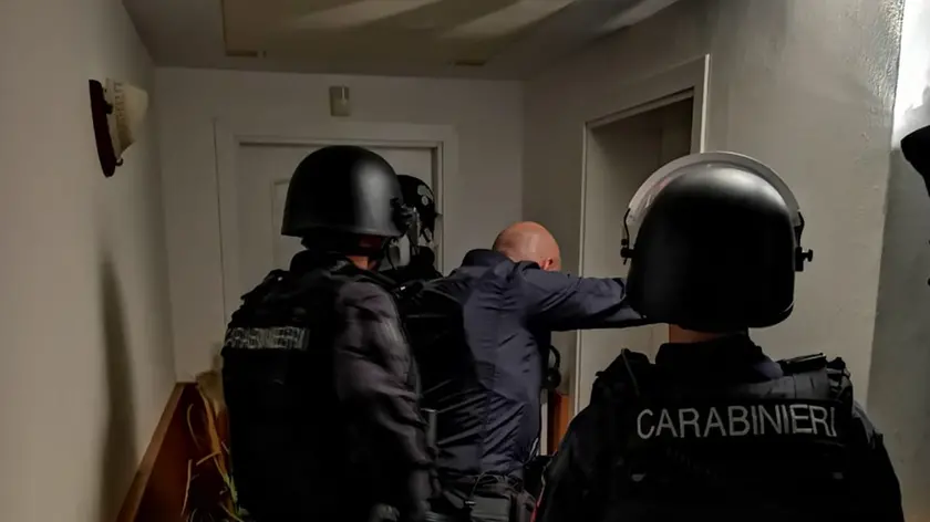 Un esperto negoziatore dell'Arma dei carabinieri cerca di scongiurare un blitz dei Gis dell'Arma