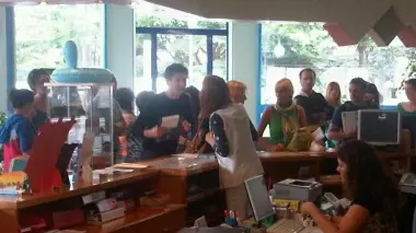 Turisti ammassati e poco personale ieri nella sede dell’Apt di Jesolo