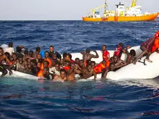 Un momento del tragico salvataggio operato ieri dalla nave privata SOS Mediterran??e, Lampedusa, 17 aprile 2016. Raccontano di essere partiti dalla Libia su un gommone in 130-140. Ne sono stati salvati 108 dalla nave Aquarius dell'Associazione SOS Mediterranee, due risultano annegati, 6 giacevano cadaveri nel fondo dell'imbarcazione: tutti gli altri risultano dispersi. ANSA/UFFICIO STAMPA ++ NO SALES, EDITORIAL USE ONLY ++