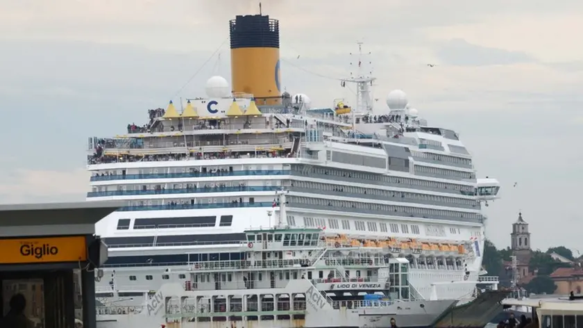 Interpress/Mazzega Vitucci Venezia, 29.04.2014.- Grandi Navi, Passaggio della Costa Fascinosa, ieri alle ore 18.00, in Bacino San Marco.-