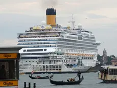 Interpress/Mazzega Vitucci Venezia, 29.04.2014.- Grandi Navi, Passaggio della Costa Fascinosa, ieri alle ore 18.00, in Bacino San Marco.-