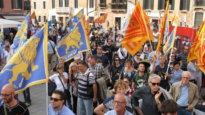 Interpress/Mazzega Pellicani Venezia, 06.10.2012.- Manifestazione Indipendenza per il Veneto.- Circa 600 persone sfilano con bandiere e slogan da Piazzale Roma al pioazzale della Salute.-
