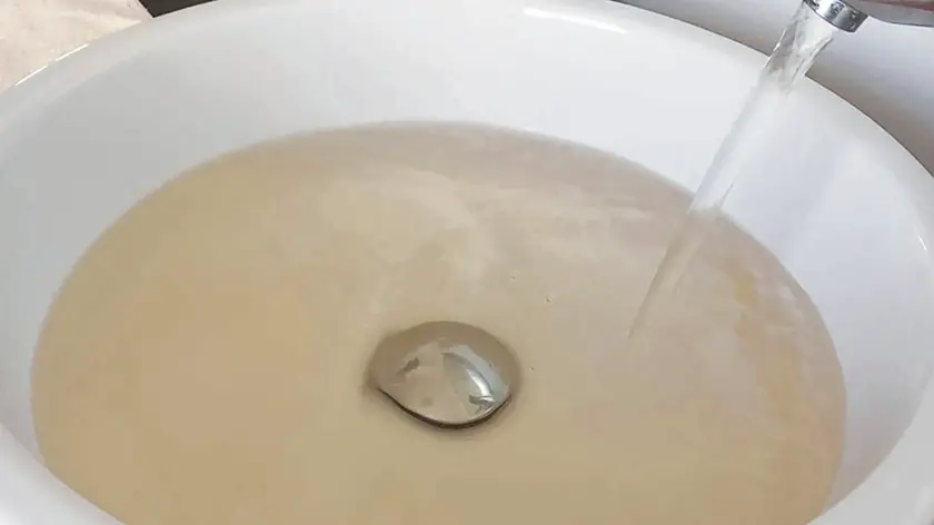 L’acqua che esce dai rubinetti, nella frazione di Valli: Veritas garantisce comunque la potabilità