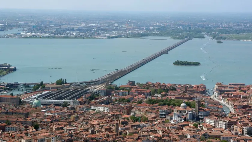 Interpress/Mazzega Venezia, 22.04.2015.- FOTO AEREE Nella foto Venezia e Ponte della Libertà