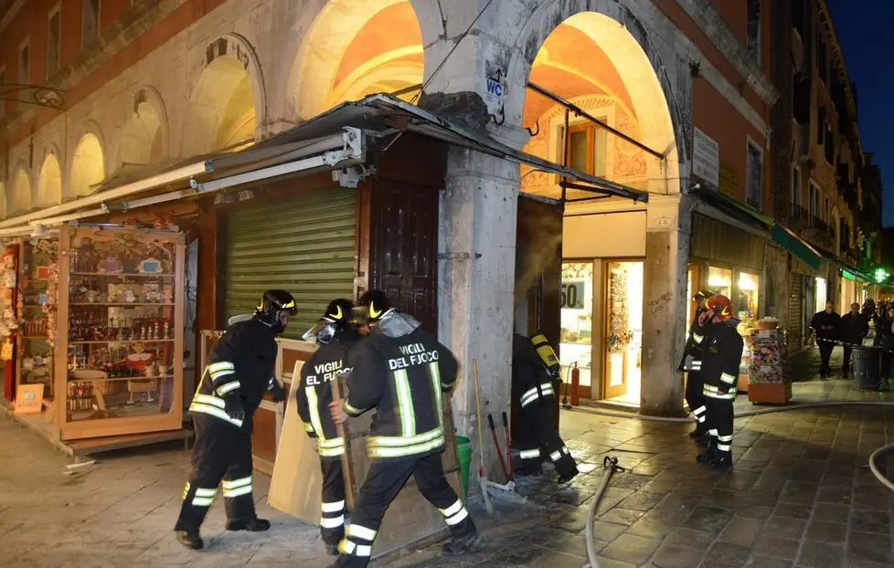Interpress/M.Tagliapietra Venezia 10.03.2015.- Principio d'incendio al negozio di formaggi "La Baita" in Ruga degli Oresi a Rialto. L'intervento dei vigili del fuoco.