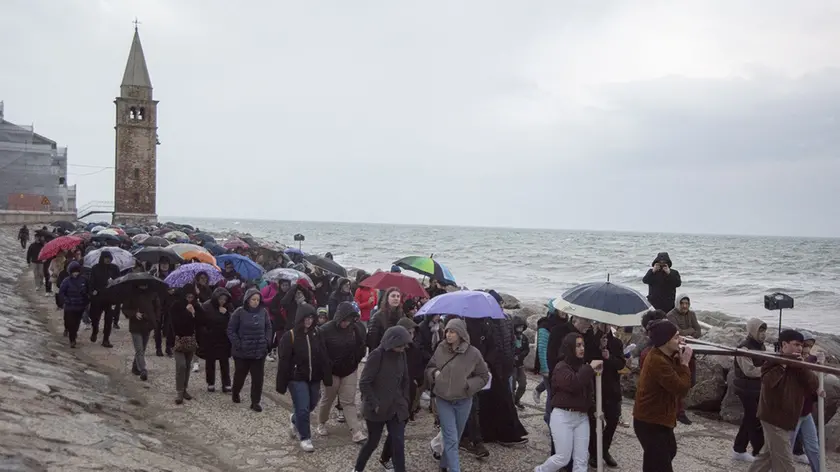 I giovani della diocesi in via crucis sul lungomare