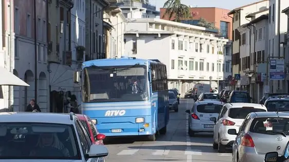 DE POLO - DINO TOMMASELLA - PORTOGRUARO - TRAFFICO IN CENTRO NEL GIORNO DEL MERCATO