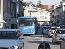 DE POLO - DINO TOMMASELLA - PORTOGRUARO - TRAFFICO IN CENTRO NEL GIORNO DEL MERCATO