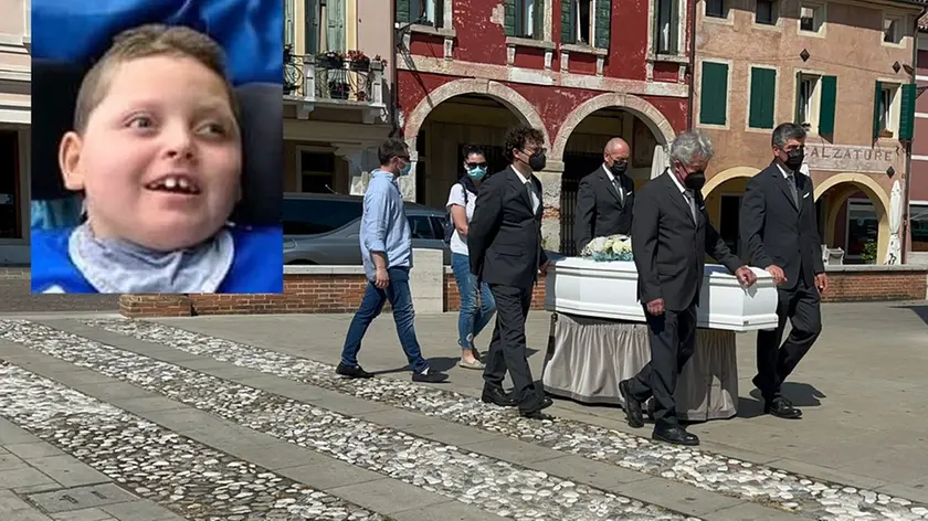 Il feretro bianco del piccolo Mathias Ceron (foto Pòrcile)