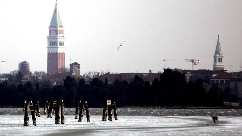 Caiaffa Venezia 04.02.2012.- Freddo e gelo nella ghiacciata laguna di Venezia. sullo sfondo il campanile di San Marco.- Interpress